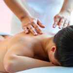 Sırt Masajı Rehberi: Ağrılara Elveda Deyin Sırt masajı yapan eller, rahatlama hissi.